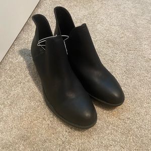 Universal thread black booties